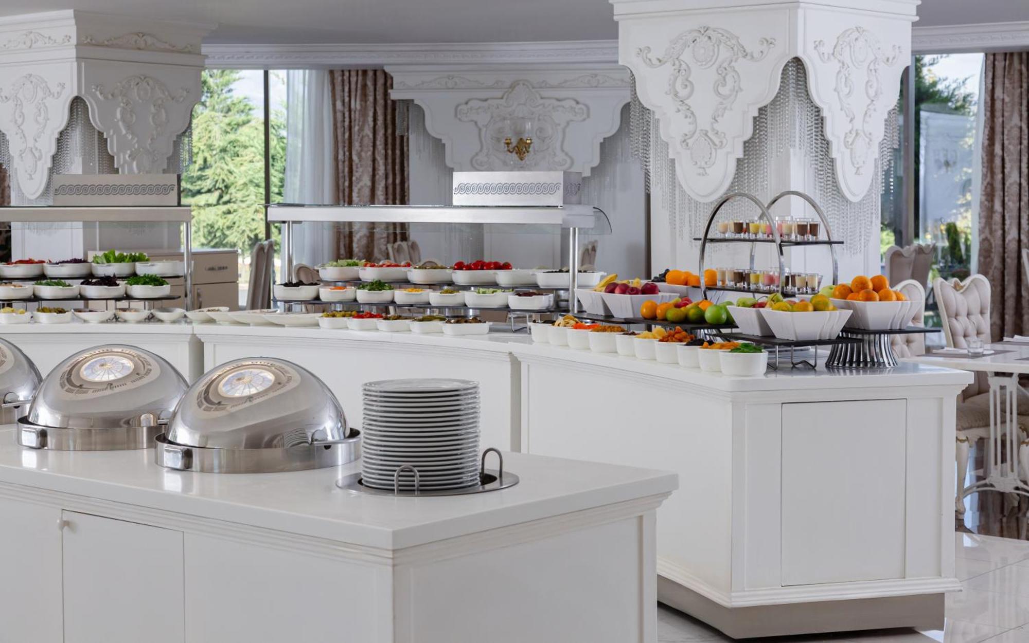 沙马基宫色拉迪尔酒店 Seredil 外观 照片 A buffet at a hotel