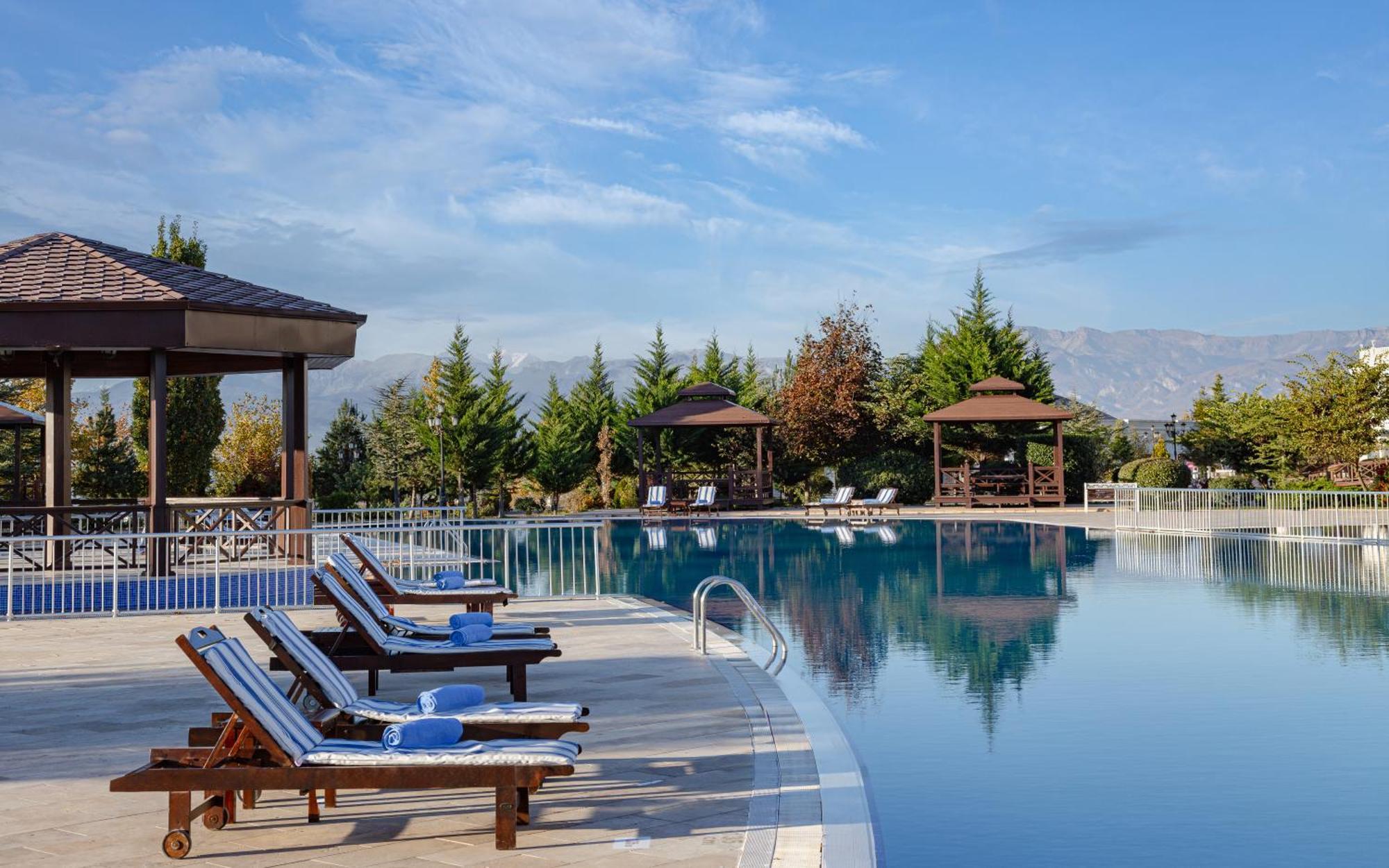 沙马基宫色拉迪尔酒店 Seredil 外观 照片 The swimming pool at the hotel