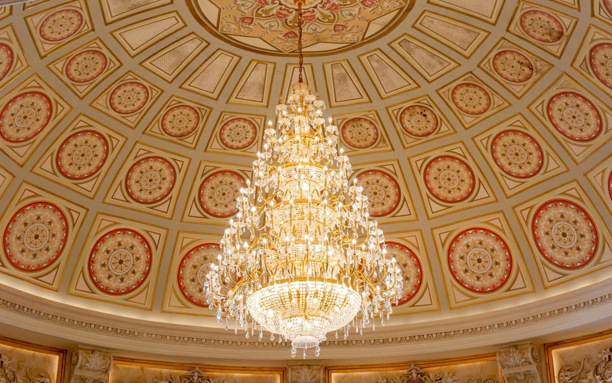 沙马基宫色拉迪尔酒店 Seredil 外观 照片 The ceiling of the ballroom
