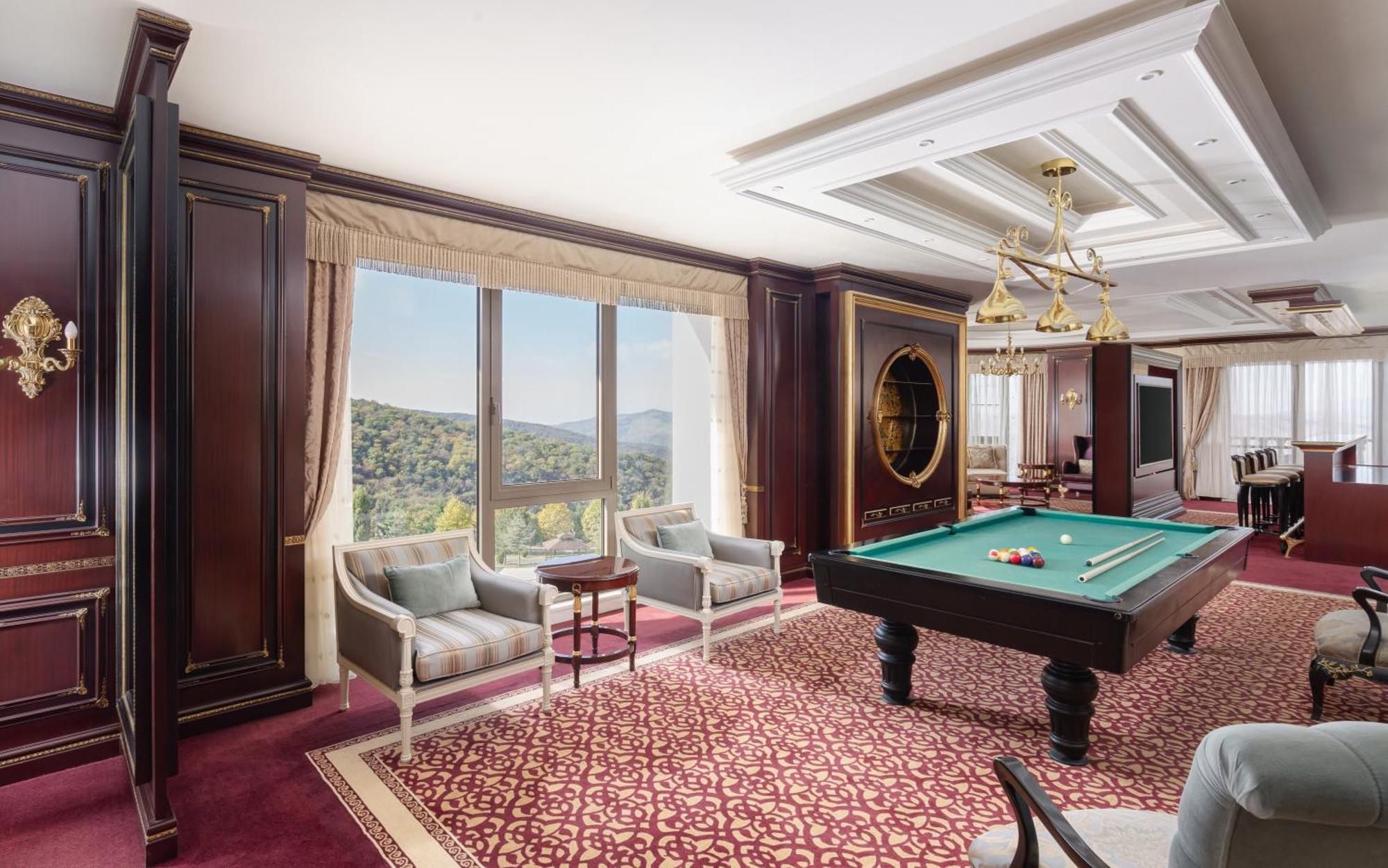 沙马基宫色拉迪尔酒店 Seredil 外观 照片 A pool table in a suite at the MGM Grand