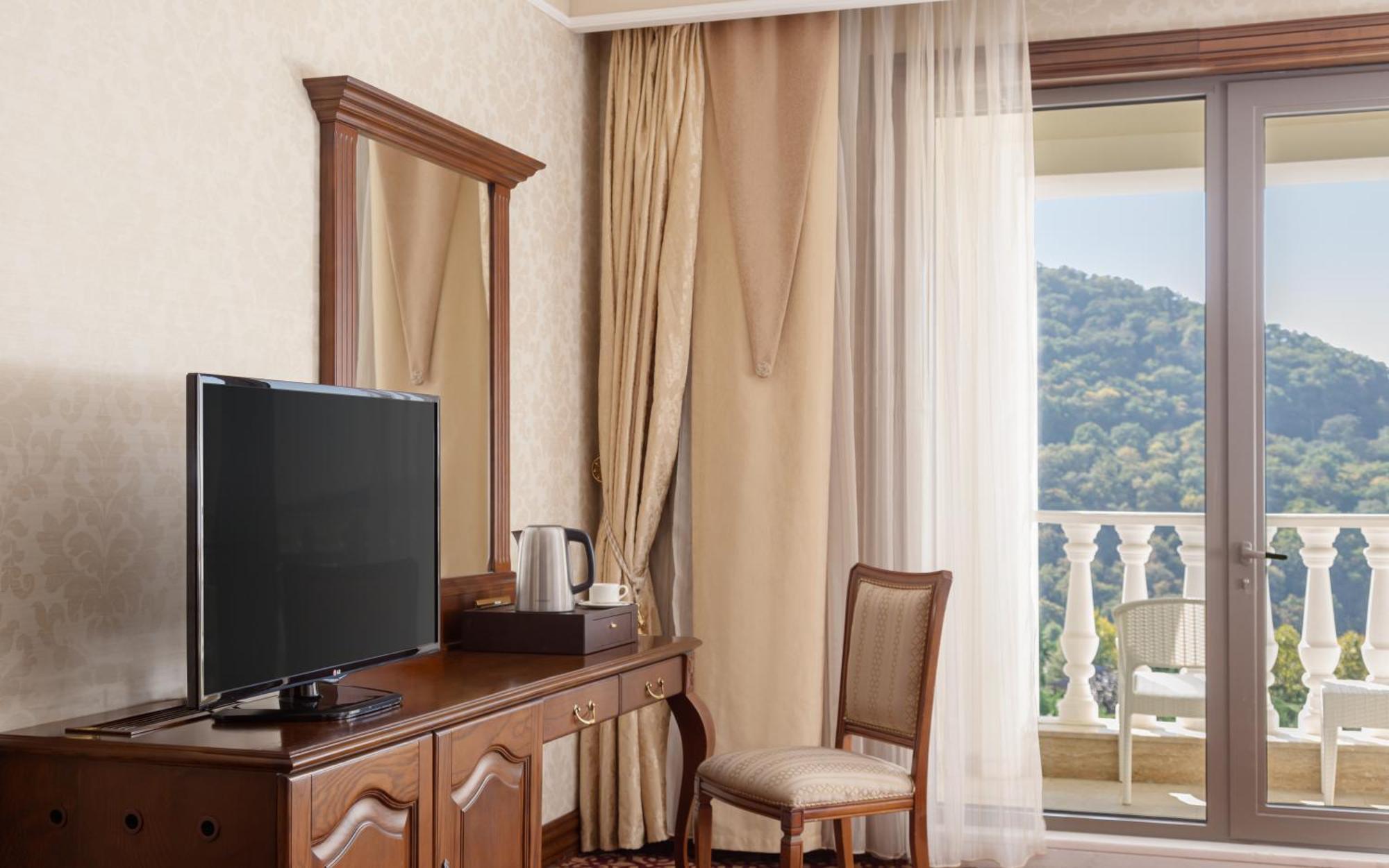 沙马基宫色拉迪尔酒店 Seredil 外观 照片 A television in a hotel room